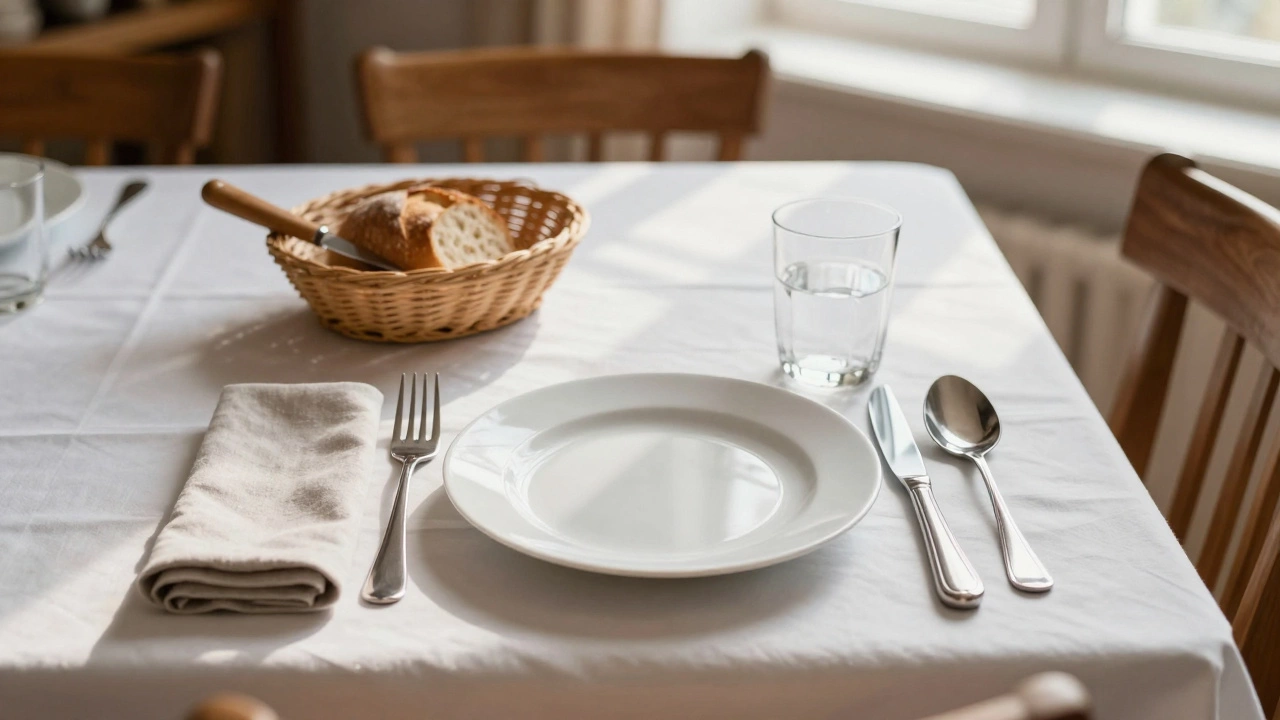 Как правильно накрыть обеденный стол для гостей: пошаговая инструкция с примерами