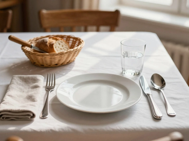 Как правильно накрыть обеденный стол для гостей: пошаговая инструкция с примерами